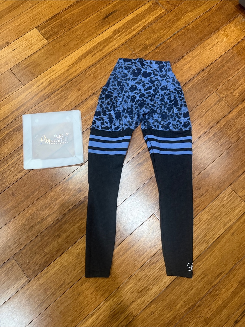 Bombshell Sportswear scrunch Blue Leopard High-Waist Leggings with Black